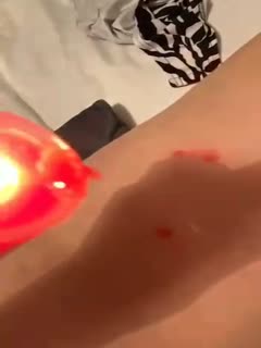 骚货插着按摩器还要我滴蜡给她