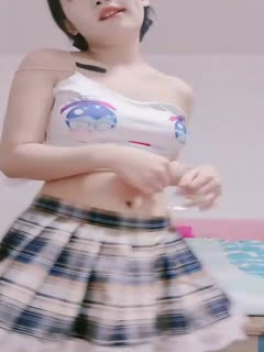 1齐逼短裙小吊带，颜值可爱诱人，在狼友的指挥下慢慢脱光，洗澡诱惑